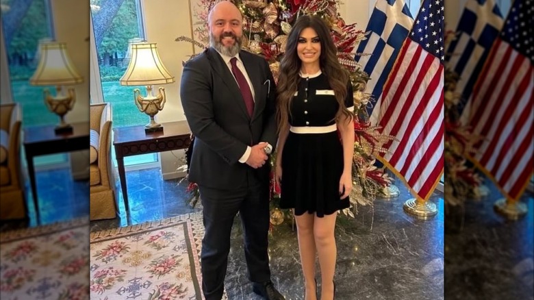 Kimberly Guilfoyle con un vestido negro demasiado corto