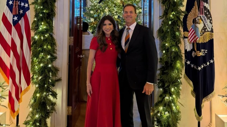 Kristi Noem y Bryon Noem sonriendo
