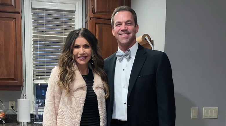 Kristi Noem y Bryon Noem sonriendo