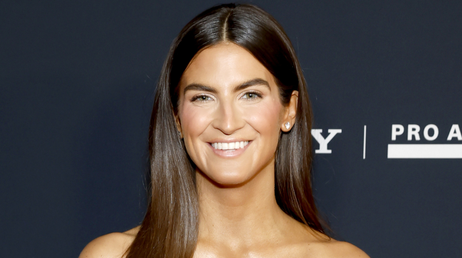Fotos lado a lado de la presentadora de CNN Kaitlan Collins muestran la transformación de su rostro