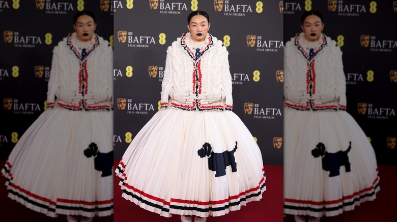 Audrey Nuna se encuentra en la alfombra roja mientras se toman fotografías.