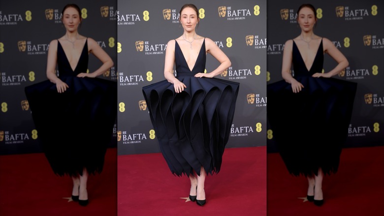 Erin Doherty en la alfombra roja de los BAFTA 2026
