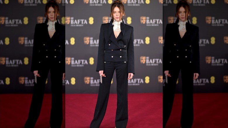 Milly Alcock en la alfombra roja de los BAFTA
