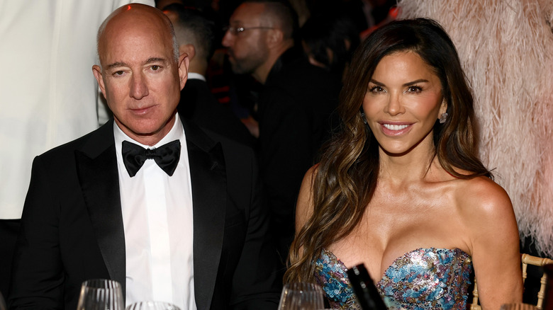 Jeff Bezos y Lauren Sánchez asisten a la gala amfAR Cannes 2025 presentada por Chopard en el Hotel du Cap-Eden-Roc el 22 de mayo de 2025 en Cap d'Antibes, Francia (2025)