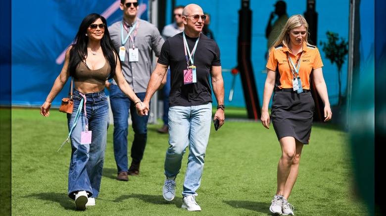 Jeff Bezos y Lauren Sánchez ingresan al paddock de F1 como invitados del equipo McLaren F1 durante la práctica previa al Gran Premio de F1 de Miami en el Autódromo Internacional de Miami el 5 de mayo de 2023 en Miami, Estados Unidos (2023)
