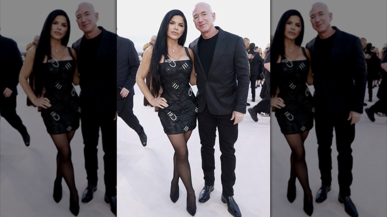 Lauren Sánchez y Jeff Bezos asisten al show Versace FW23 en Pacific Design Center el 9 de marzo de 2023 en West Hollywood, California (2023)