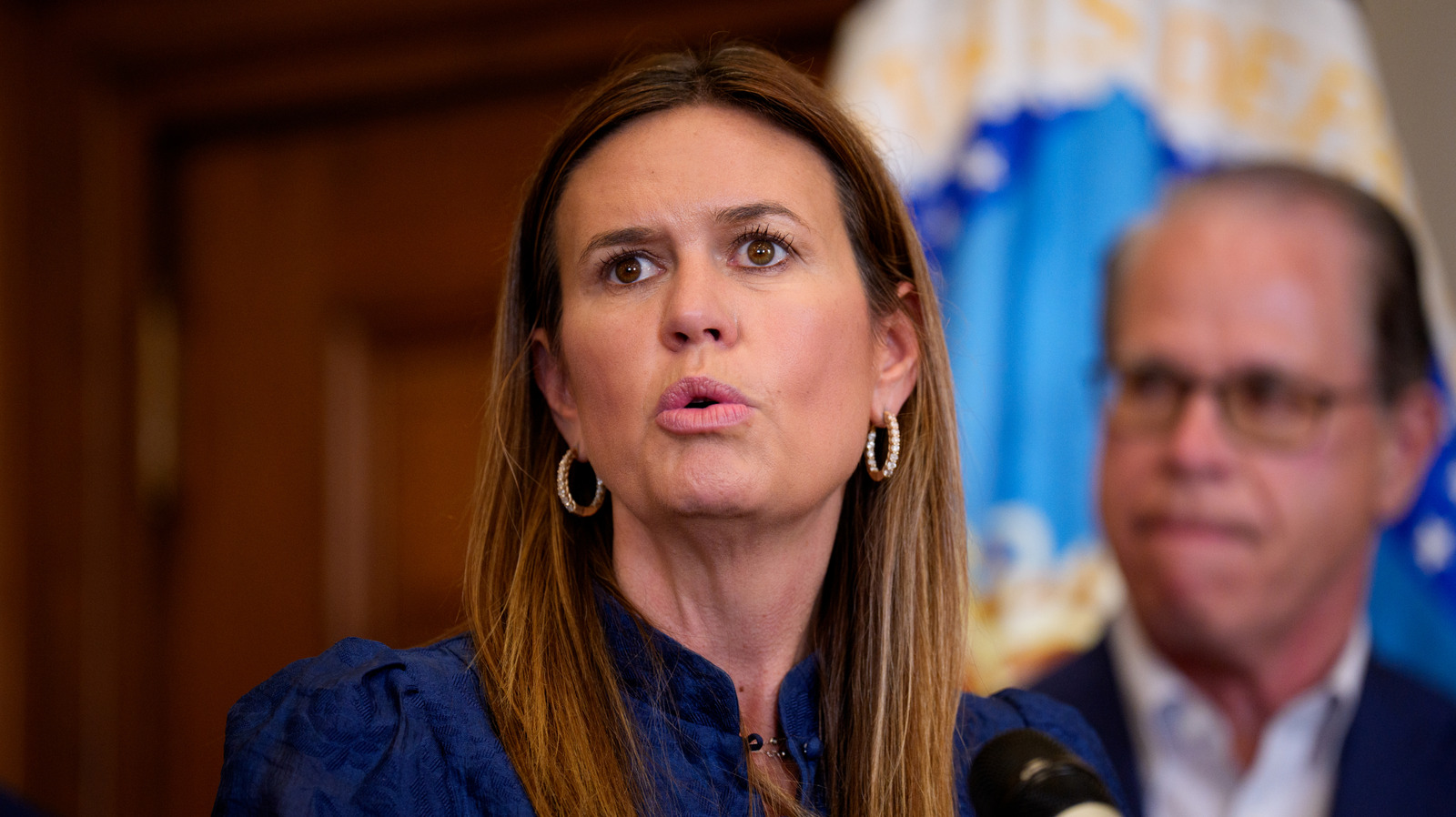 Las fotos lado a lado del rostro de Sarah Huckabee Sanders hacen obvio su cambio de imagen MAGA