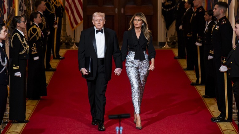 El presidente Donald Trump y la primera dama Melania Trump llegan durante la cena y recepción de la Asociación Nacional de Gobernadores en el Salón Este de la Casa Blanca el 21 de febrero.