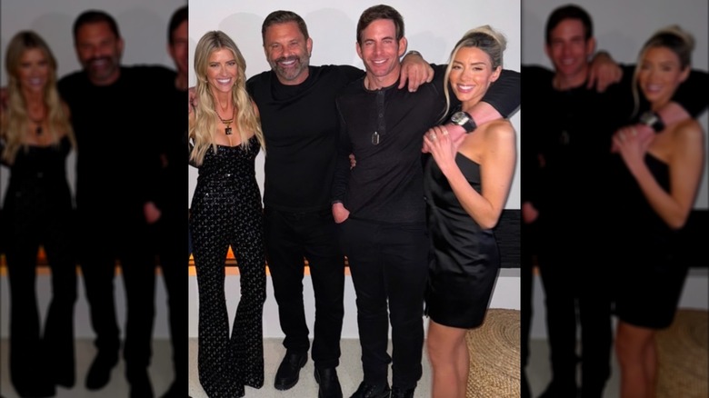 Christina Haack, Christopher Larocca, Tarek El Moussa y Heather Rae El Moussa posan juntos para una foto