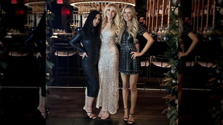 Christina Haack posa para una foto con dos amigos en un bar elegante
