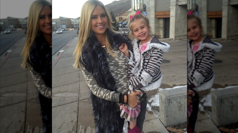 Christina Haack camina por las calles de Main St Park City cargando a su hija