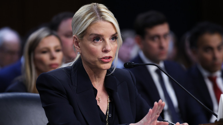 Pam Bondi hablando