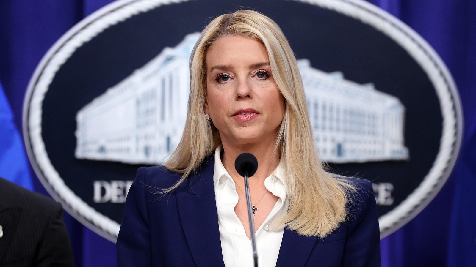 Las fotos de antes y después de Pam Bondi muestran cómo la pérdida de peso transformó su rostro