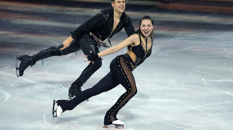 Allison Reed y Saulius Ambrulevicius del equipo de Lituania patinando artístico durante los Juegos Olímpicos de Invierno de 2026