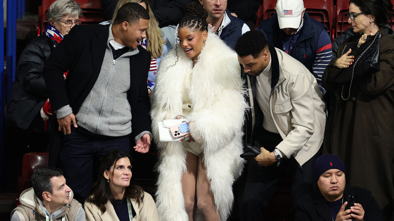 Halle Bailey sentada entre el público viendo los Juegos Olímpicos de 2026