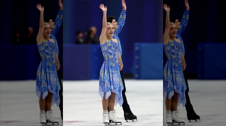 Piper Gilles saluda a la multitud después de su rutina de patinaje artístico