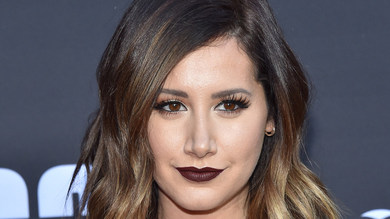 Ashley Tisdale con lápiz labial granate oscuro