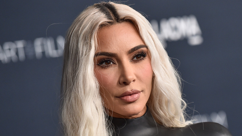 Kim Kardashian con pelo blanco