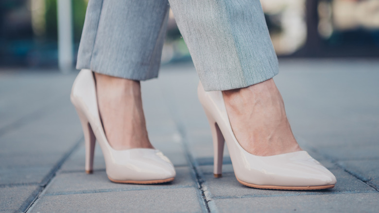 Una mujer con tacones lisos anticuados.