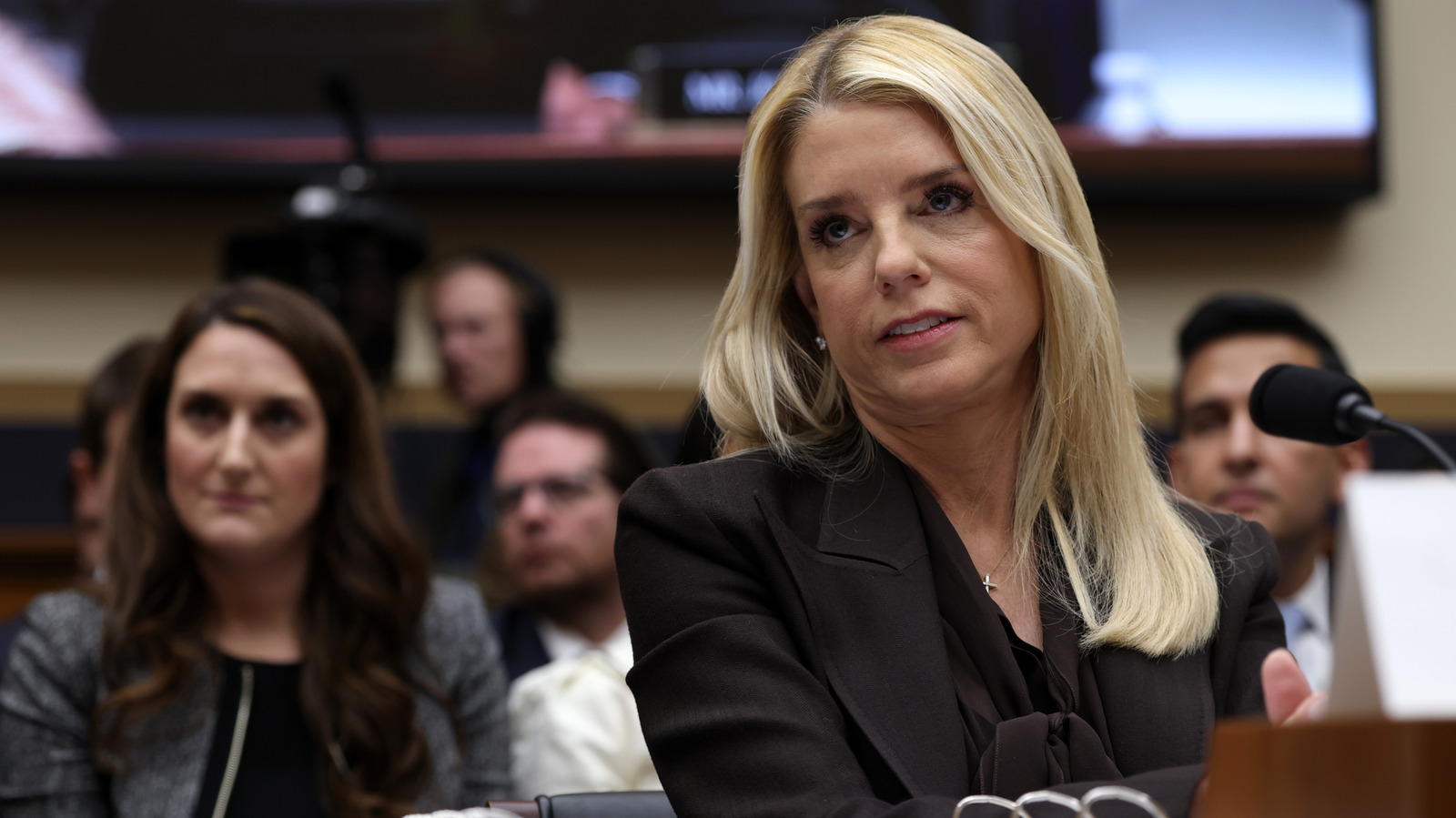 El inapropiado vestido de invitada de boda de Pam Bondi siempre la perseguirá
