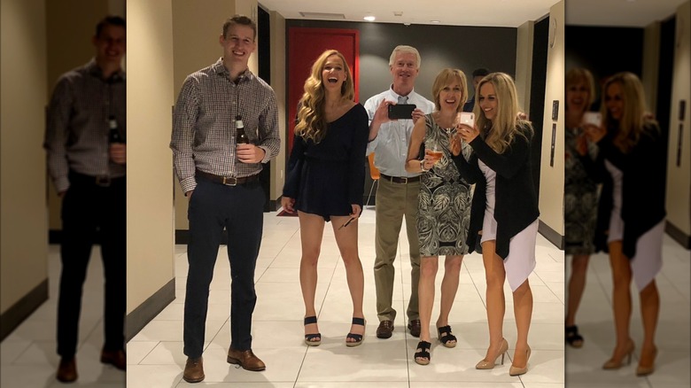 Tricia McLaughlin posa para una foto con sus padres y hermanos antes de salir por la noche