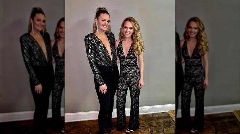 Tricia McLaughlin se toma una foto con un amigo antes de salir por la noche en la ciudad