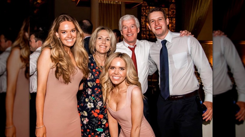 Tricia McLaughlin, sus padres y sus hermanos son fotografiados juntos en la pista de baile.