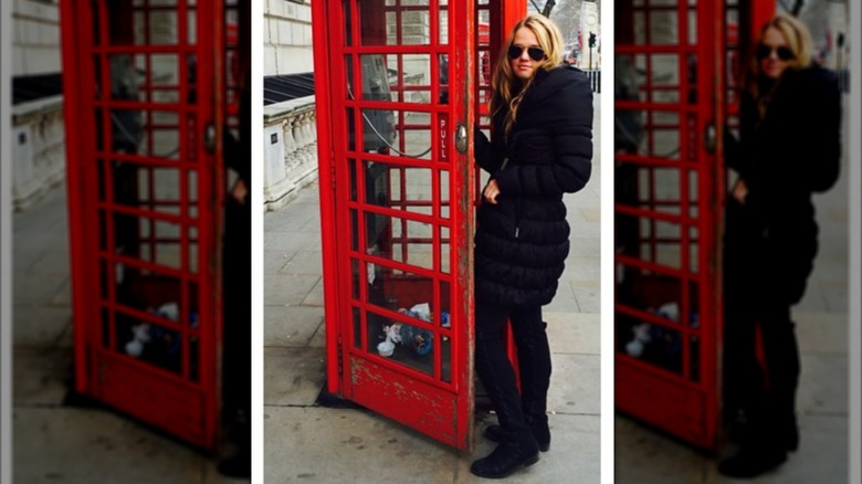 Tricia McLaughlin cerca de una cabina telefónica en Inglaterra