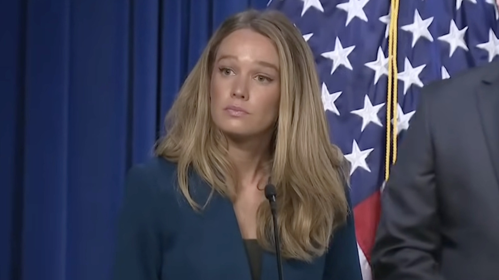 El guardarropa de Tricia McLaughlin, empleada de Trump, está lleno de atuendos de mal gusto