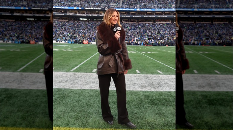 Erin Andrews al margen del campo informando en un juego
