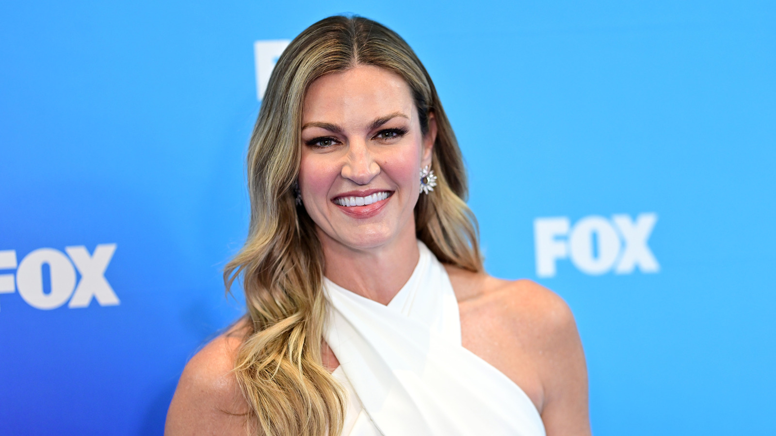 El equipo de reportajes más exagerado de Erin Andrews le dio a Cruella De Vil una carrera por su dinero