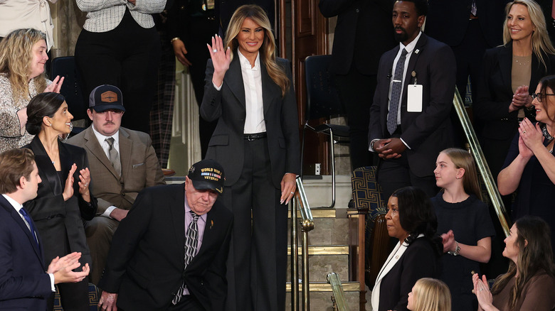 Melania Trump con traje pantalón liso en el Estado de la Unión 2026
