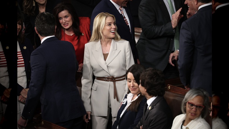 Pam Bondi luciendo un traje pantalón que la hacía parecer una luchadora de judo en el Estado de la Unión 2026