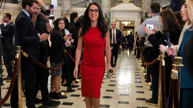 Lauren Boebert con un vestido tubo rojo y ajustado en el Estado de la Unión de 2026