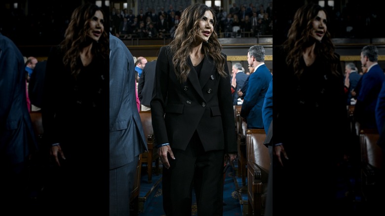 Kristi Noem con traje pantalón negro en el Estado de la Unión 2026