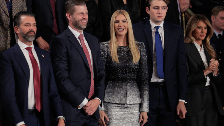 Ivanka Trump vistiendo un traje de dos piezas estampado en blanco y negro en el Estado de la Unión 2026