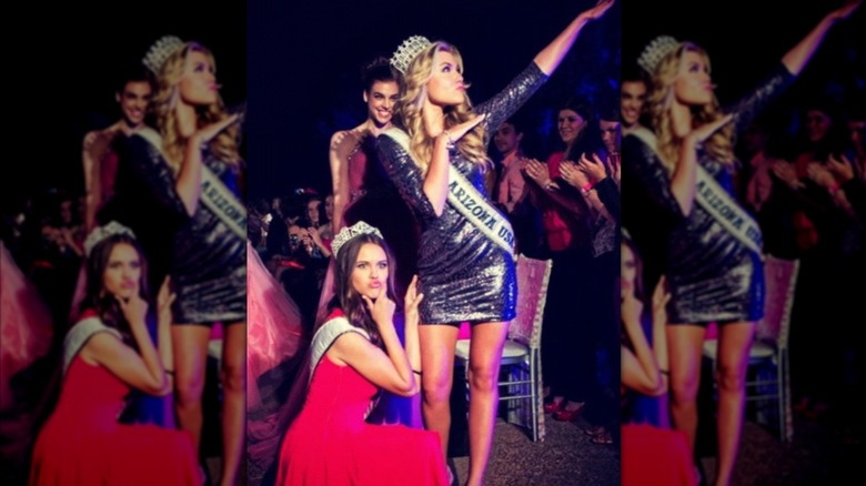Erika Kirk posa para una foto tonta durante un concurso de belleza
