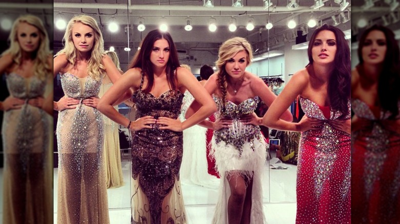 Erika Kirk y otras concursantes del concurso se prueban vestidos una al lado de la otra