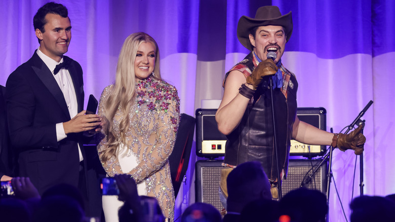 Charlie Kirk, Erika Kirk y el cantante Sergio en el escenario del baile de víspera de inauguración de 2025