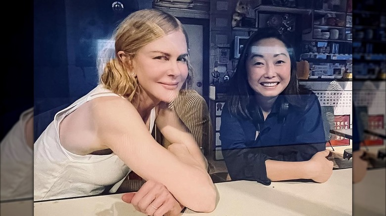 Nicole Kidman posa con Lulu Wang en mayo de 2022 (2022)