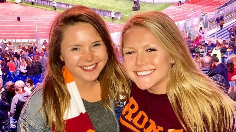 Karoline Leavitt con las cejas decoloradas en un partido de fútbol