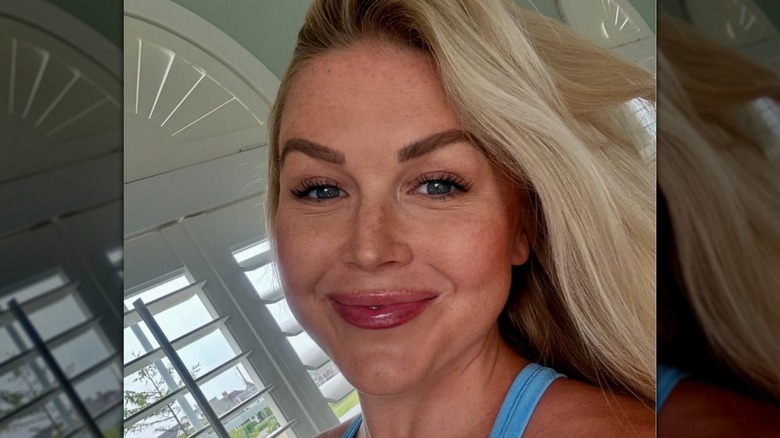 Karoline Leavitt con una camiseta sin mangas azul