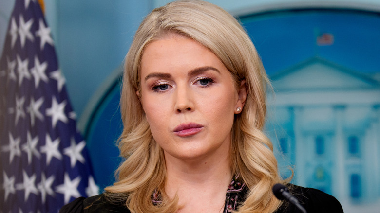 Karoline Leavitt con lápiz labial rosa y cejas oscuras