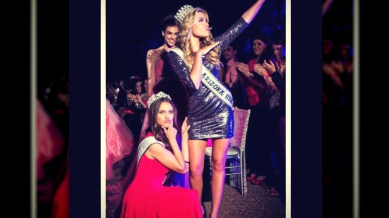 Erika Kirk posó con una amiga en la Semana de la Moda de Phoenix