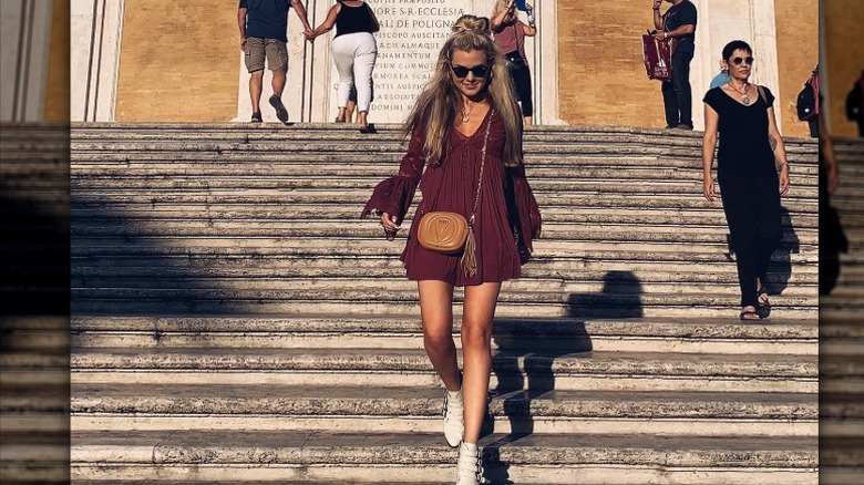 Erika Kirk bajando las escaleras de la Plaza de España en Roma