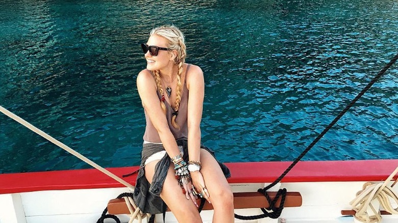Erika Kirk sentada en el costado de un barco