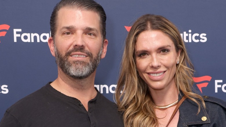Donald Trump Jr. y Bettina Anderson posan en un evento el fin de semana del Super Bowl