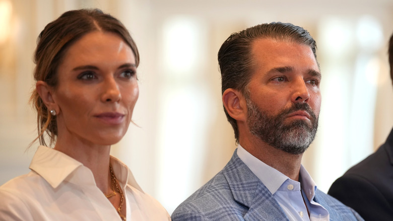 Bettina Anderson sentada junto a Donald Trump Jr. en un viaje a Escocia