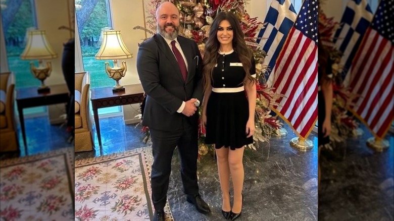 Kimberly Guilfoyle (R) posa con el subsecretario adjunto de Política Europea y de la OTAN, David Baker, en Atenas, Grecia, en enero de 2026 (2026)