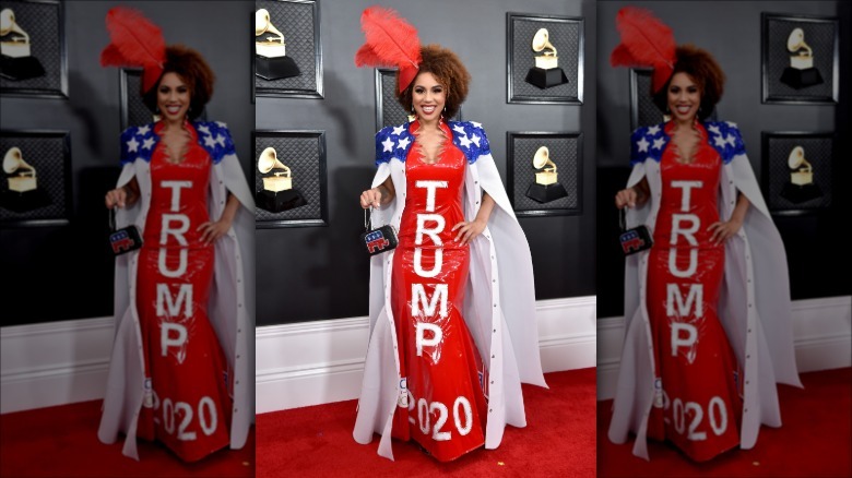 Joy Villa posando en los Grammy 2020